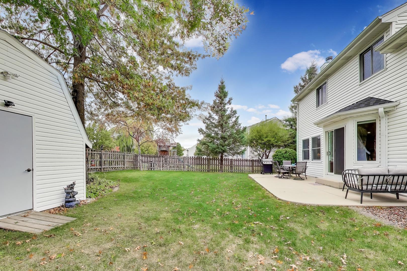 470 Country Place Lindenhurst, IL 60046 - Photo 24 of 29 a view of a backyard with sitting area