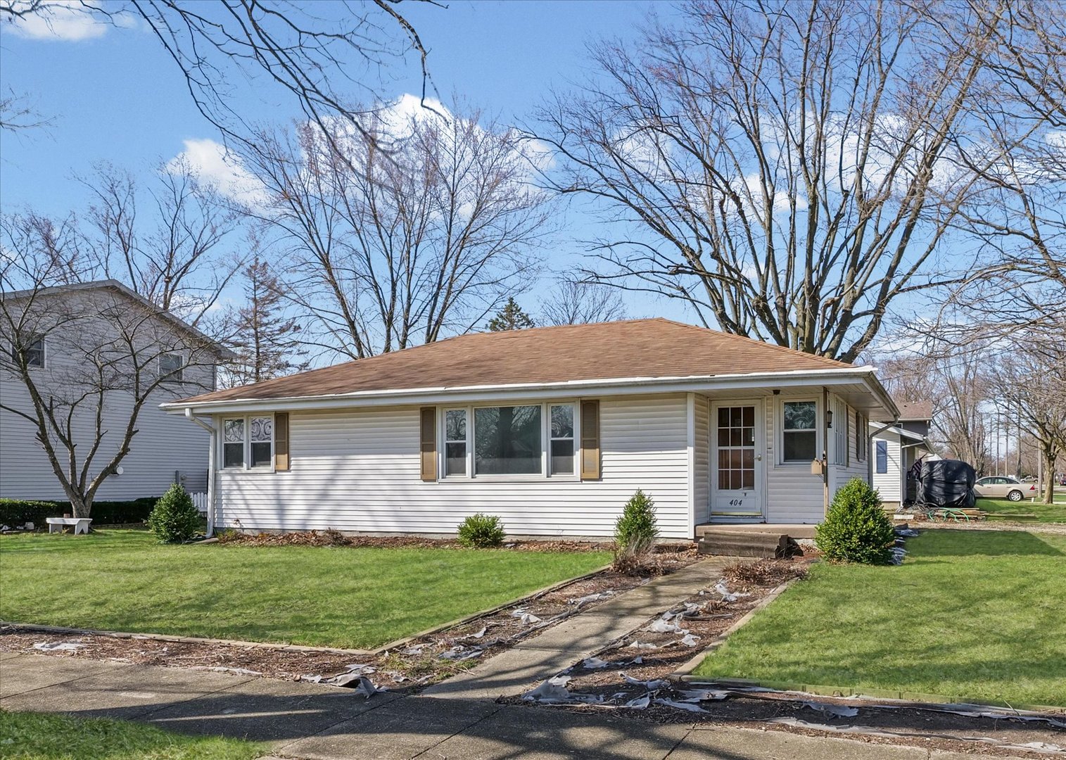 404 South Maple Street Gilman, IL 60938 - Photo 3 of 28 front view of a house with a yard