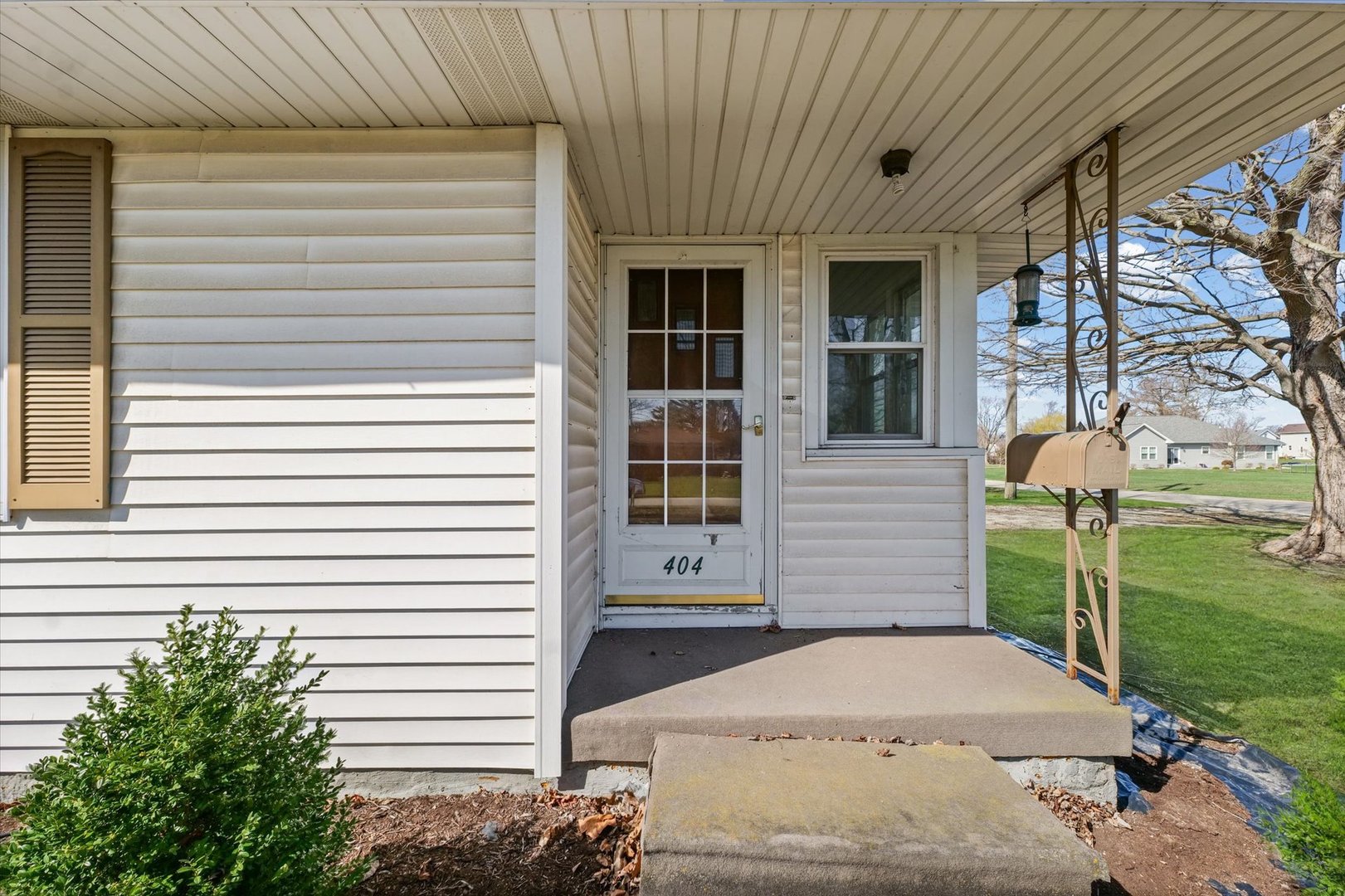 404 South Maple Street Gilman, IL 60938 - Photo 4 of 28 a front view of a house with a garden