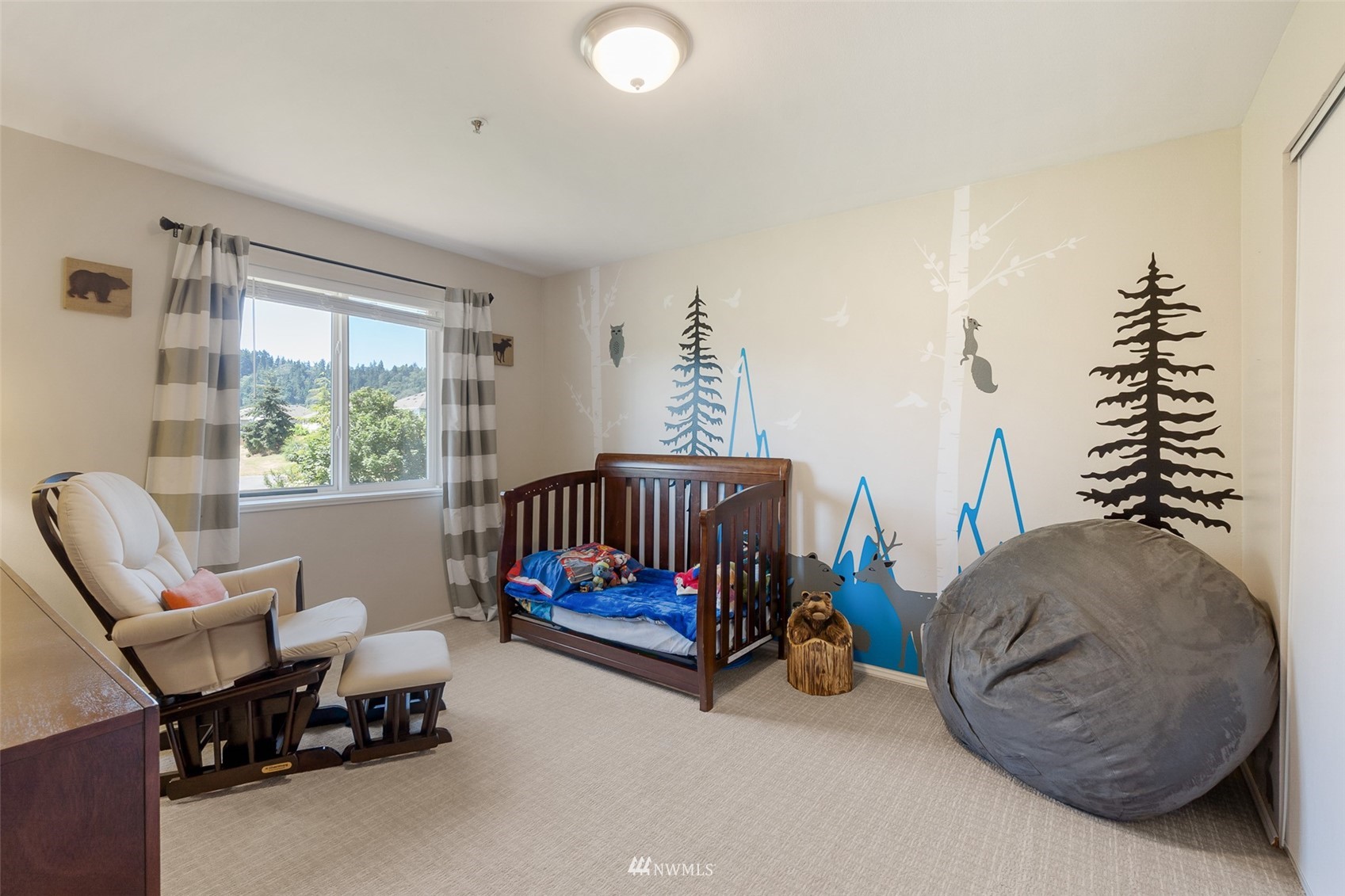 21847 Frager Road South Kent, WA 98032 - Photo 27 of 34 a bedroom with furniture and a large window