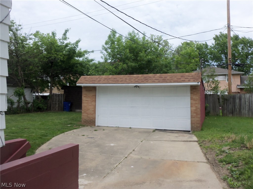 3067 Albion Road Cleveland, OH 44120 - Photo 4 of 18 2-Car Garage
