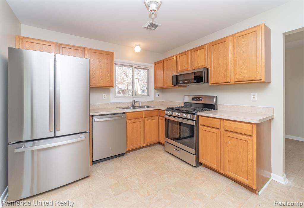945 North Commerce Road Commerce Township, MI 48382 - Photo 13 of 59