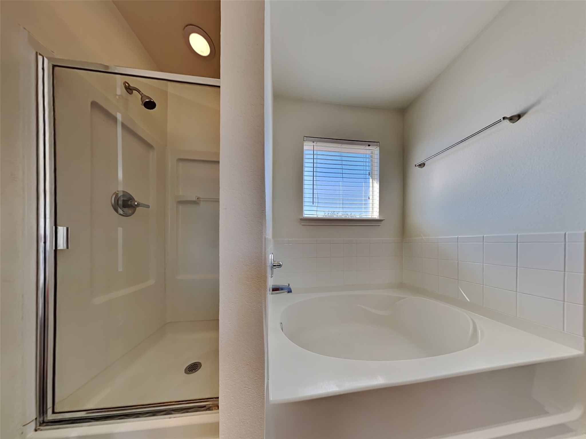 20930 Baronsledge Lane Katy, TX 77449 - Photo 13 of 21 a bathroom with a bathtub