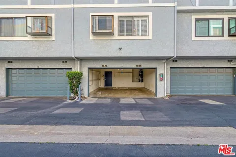 $4,500 | 18100 Burbank Boulevard, Unit 19, Tarzana, CA 91356