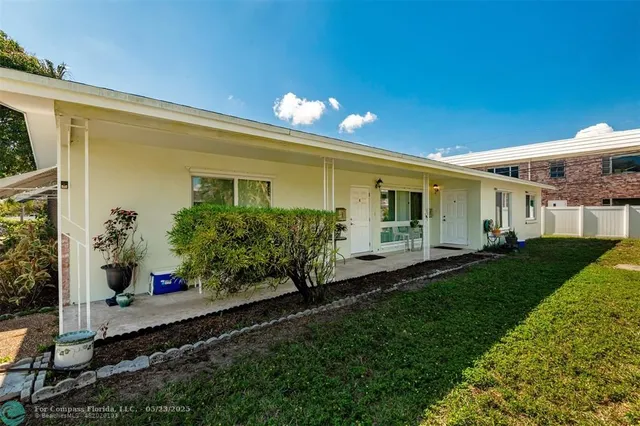 a view of a house with backyard and garden