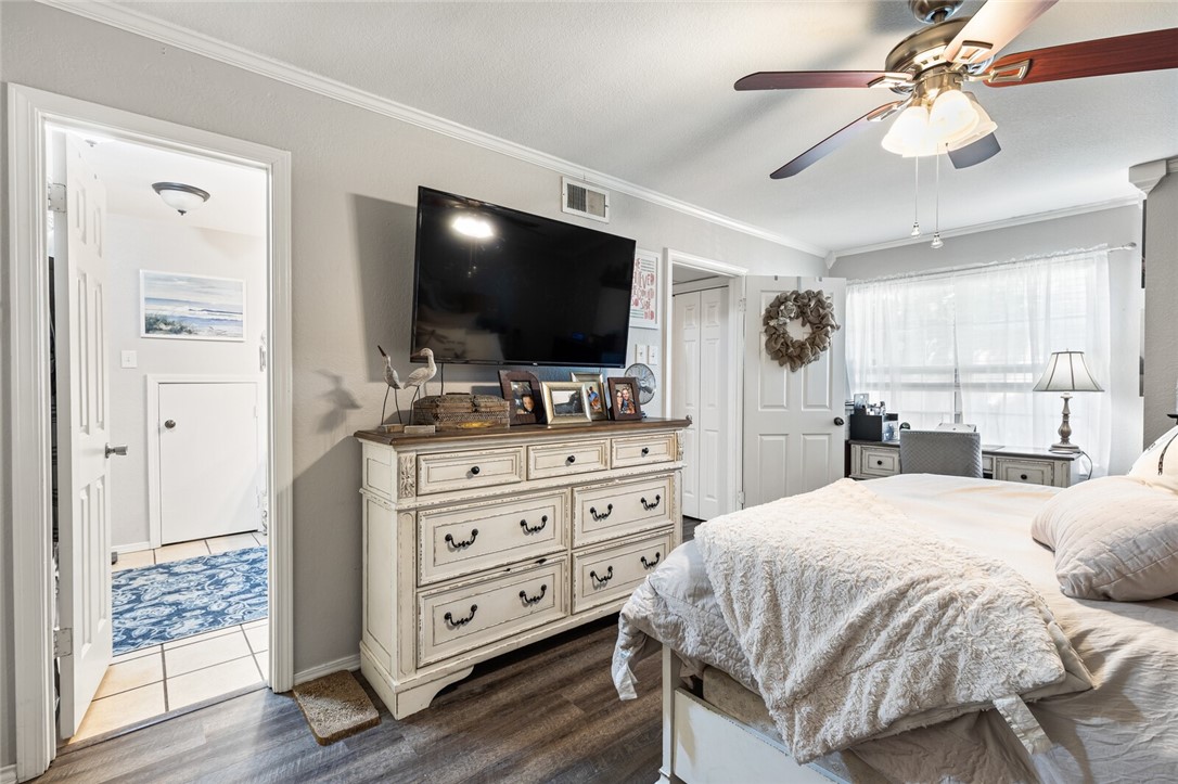 3813 Kimberly Drive, Unit B1 Waco, TX 76708 - Photo 21 of 30 a bedroom with a bed and a flat screen tv