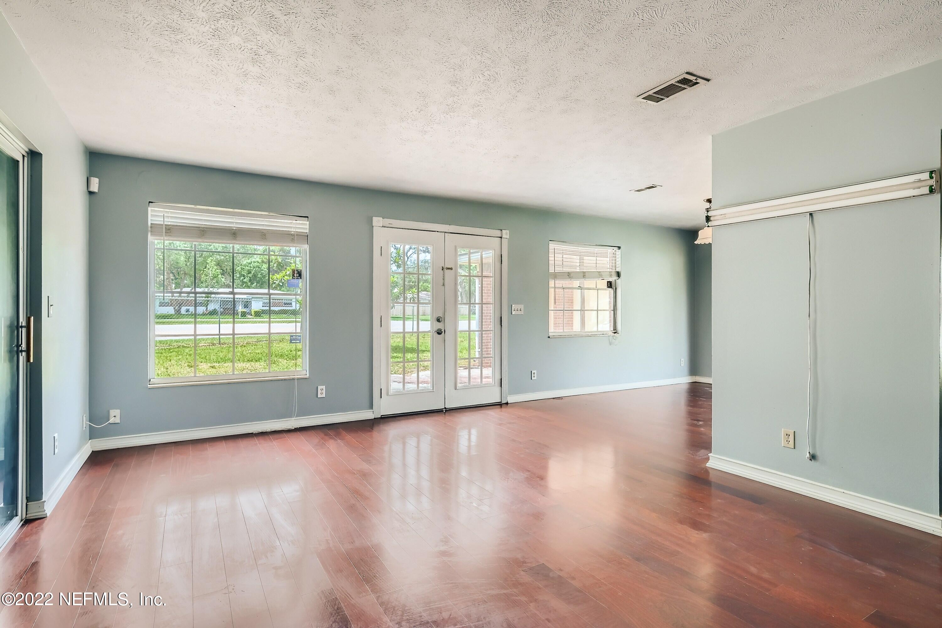 915 Memorial Park Road Jacksonville, FL 32221 - Photo 5 of 25 05 Living Room