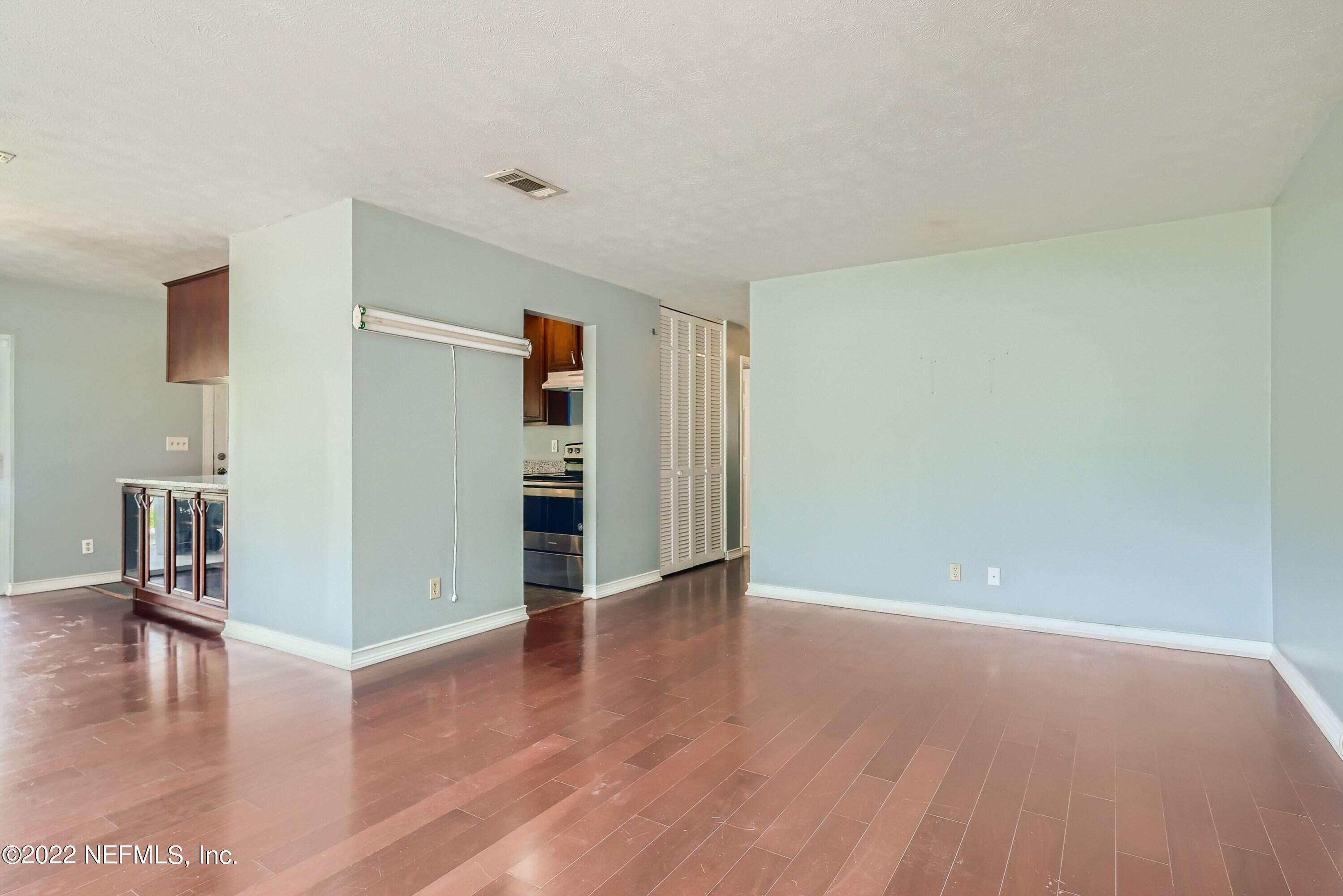 915 Memorial Park Road Jacksonville, FL 32221 - Photo 6 of 25 06 Living Room