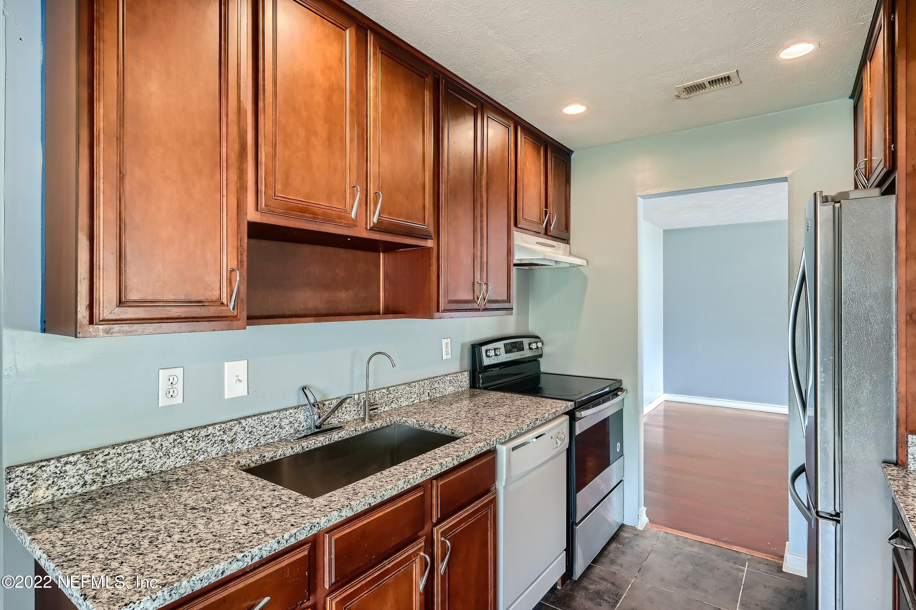 915 Memorial Park Road Jacksonville, FL 32221 - Photo 9 of 25 10 Kitchen
