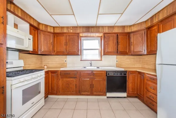 $1,900 | 18 Pulaski Street, Unit 2, Bloomfield, NJ 07003