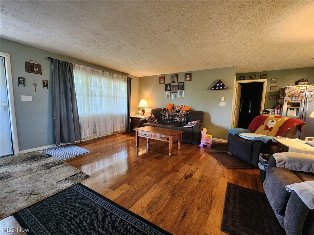 11467 Stratton Road Salem, OH 44460 - Photo 2 of 25 Living room