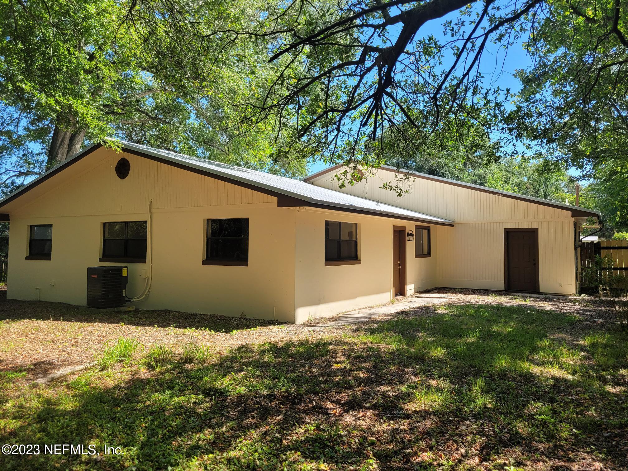 7925 Chateau Drive Jacksonville, FL 32221 - Photo 19 of 24 a backyard of a house with large trees