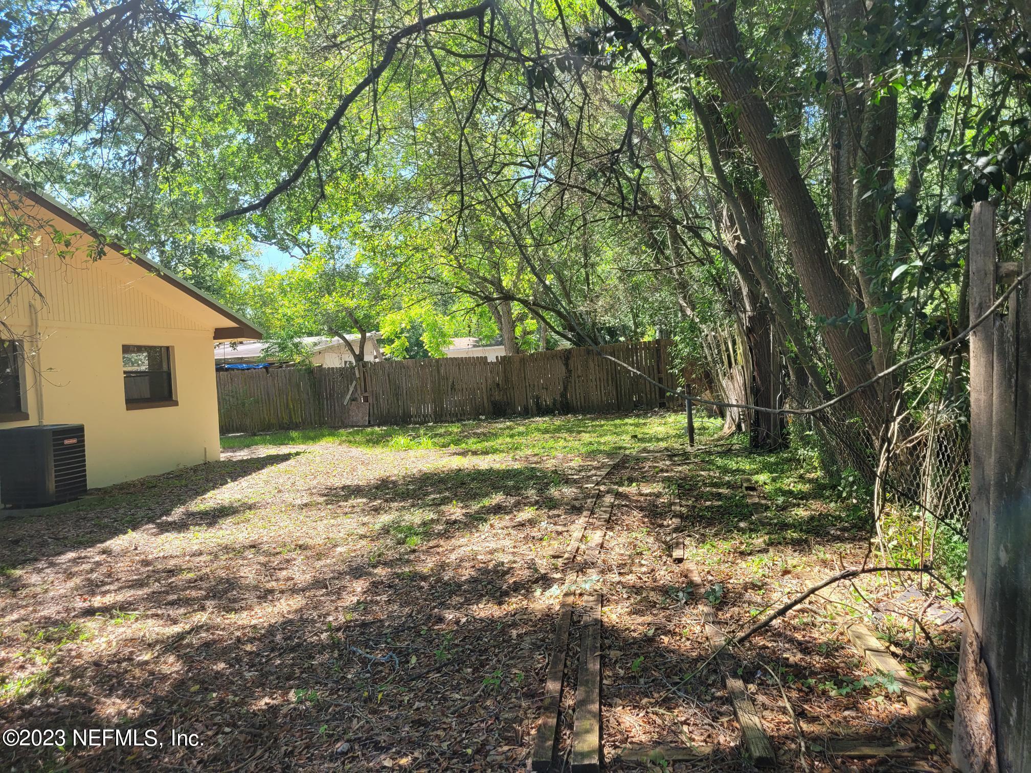 7925 Chateau Drive Jacksonville, FL 32221 - Photo 22 of 24 a backyard of a house with lots of green space