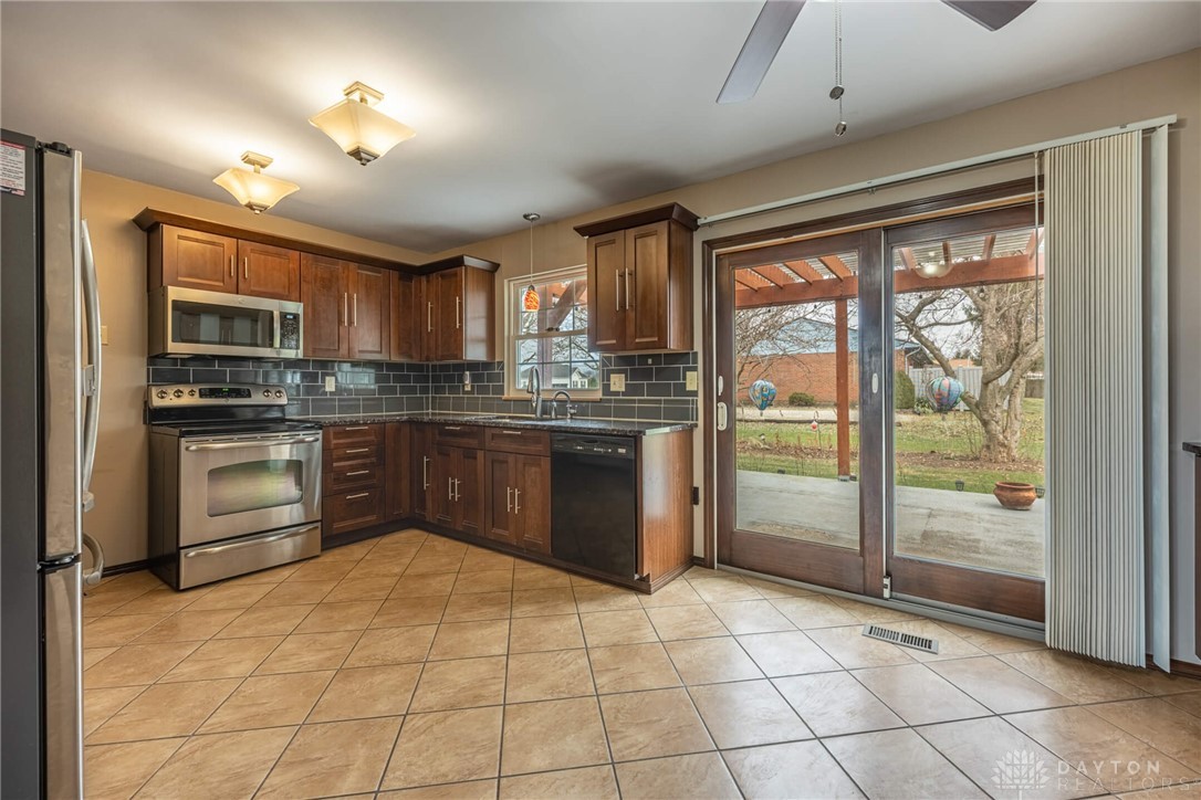 6970 Prairie Road Springfield, OH 45502 - Photo 5 of 35