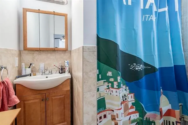 $4,400 | 977 Summit Avenue, Unit 2, Jersey City, NJ 07307