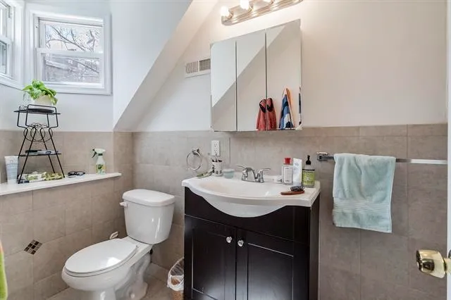 $4,400 | 977 Summit Avenue, Unit 2, Jersey City, NJ 07307