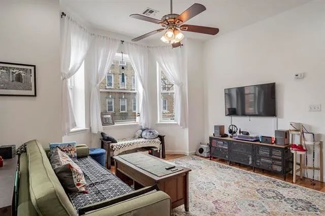 $4,400 | 977 Summit Avenue, Unit 2, Jersey City, NJ 07307