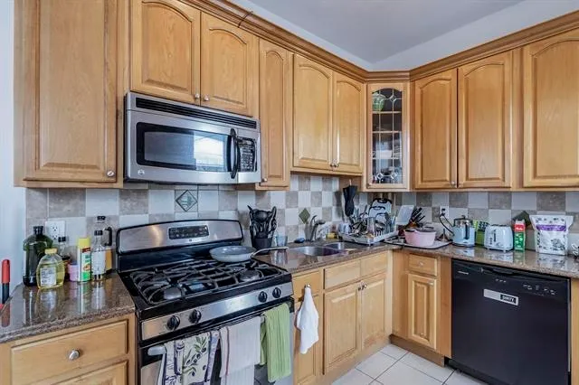 $4,400 | 977 Summit Avenue, Unit 2, Jersey City, NJ 07307