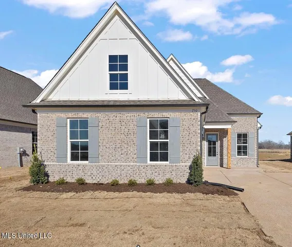 $365,900 | 811 Coahoma Court, Nesbit, MS 38651