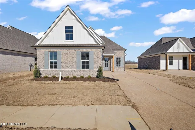 $365,900 | 811 Coahoma Court, Nesbit, MS 38651