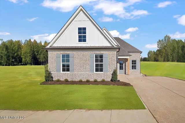 $365,900 | 811 Coahoma Court, Nesbit, MS 38651