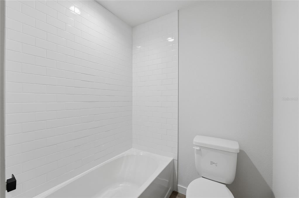 13161 Southwest 60th Avenue Ocala, FL 34473 - Photo 26 of 36 a bathroom with a toilet and a bathtub