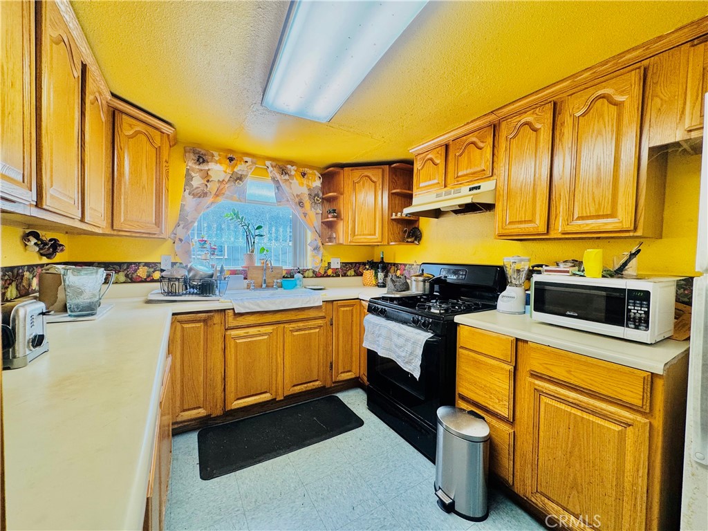 812 East 8th Street Long Beach, CA 90813 - Photo 13 of 40 a kitchen that has a sink and a stove