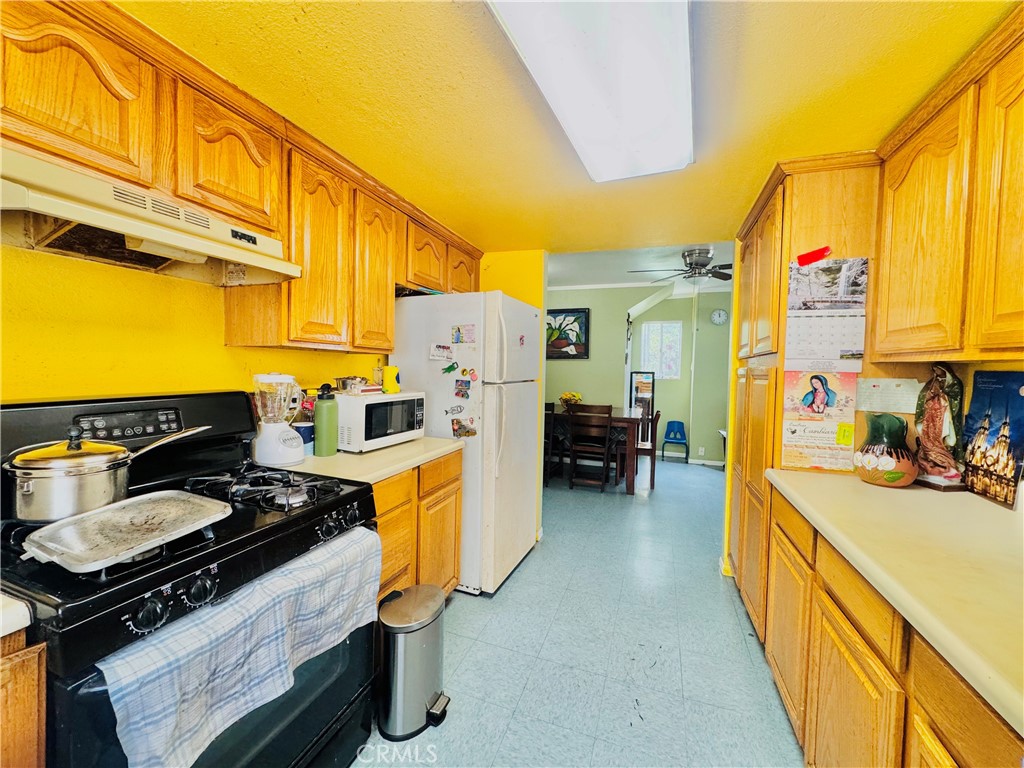 812 East 8th Street Long Beach, CA 90813 - Photo 14 of 40 a kitchen that has a stove and a refrigerator