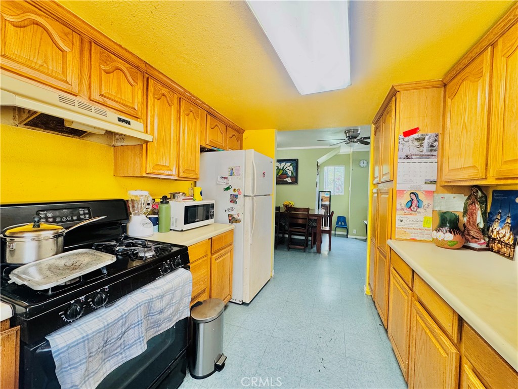 812 East 8th Street Long Beach, CA 90813 - Photo 15 of 40 a kitchen that has a stove and a refrigerator