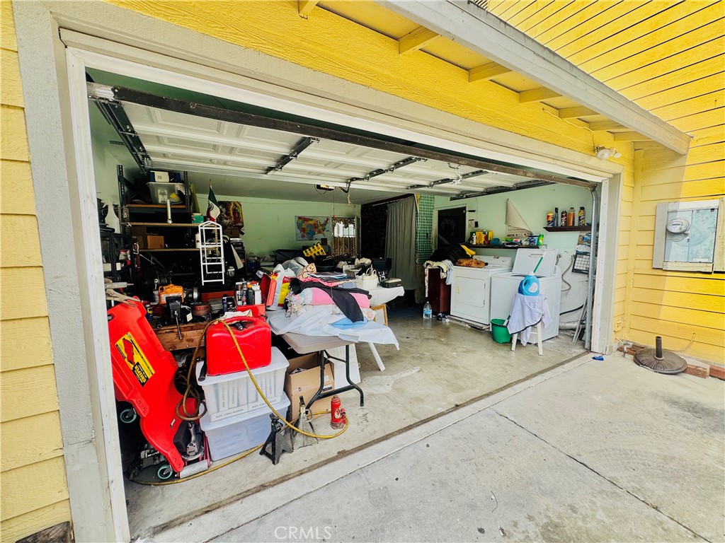 812 East 8th Street Long Beach, CA 90813 - Photo 22 of 40 a view of store room with gym equipment