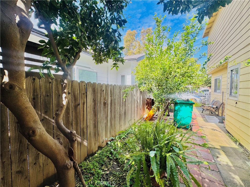812 East 8th Street Long Beach, CA 90813 - Photo 25 of 40 a view of a backyard with pathway