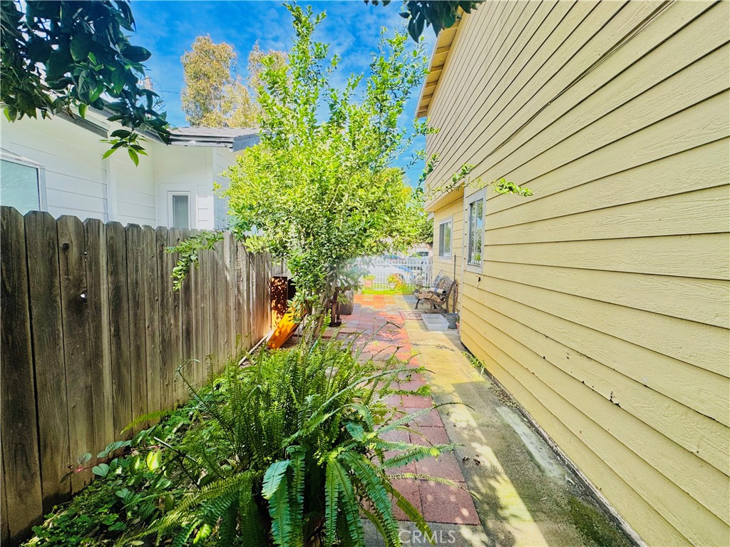 812 East 8th Street Long Beach, CA 90813 - Photo 27 of 40 a backyard of a house
