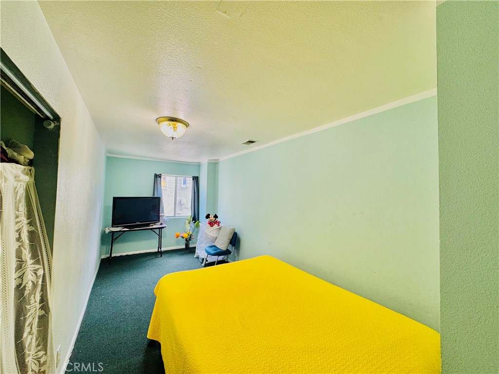 812 East 8th Street Long Beach, CA 90813 - Photo 33 of 40 a view of a swimming pool and lounge chair