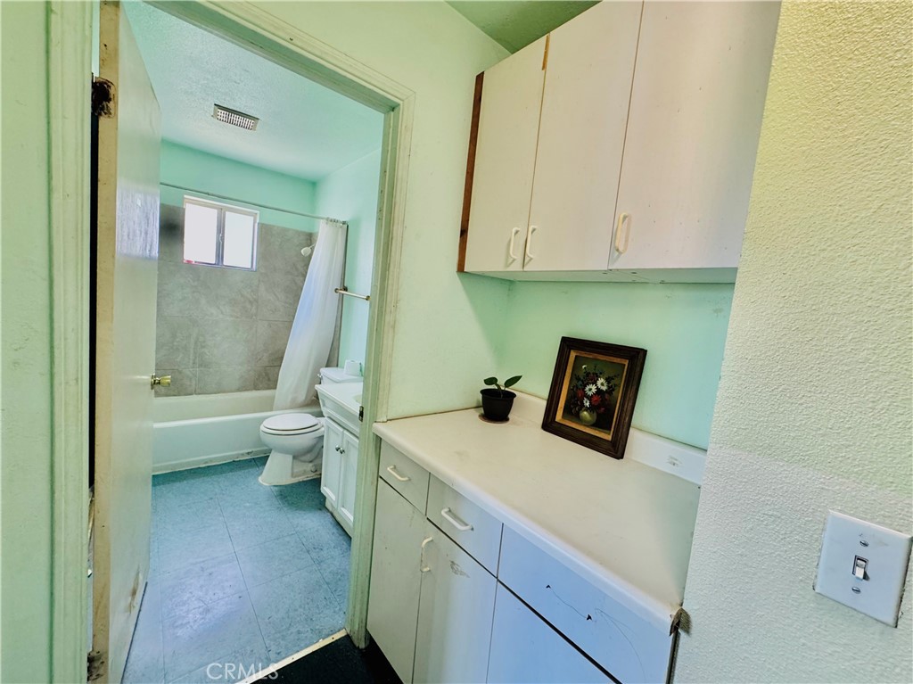 812 East 8th Street Long Beach, CA 90813 - Photo 36 of 40 a view of bathroom with dual sinks