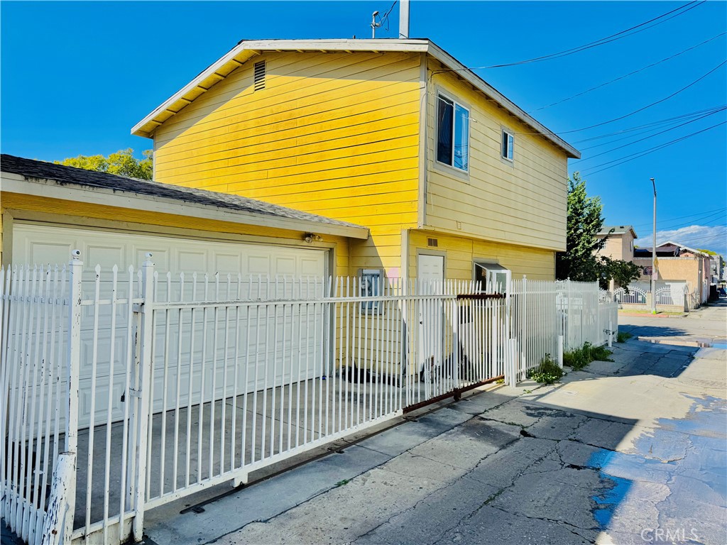 812 East 8th Street Long Beach, CA 90813 - Photo 5 of 40 a view of a house with a backyard