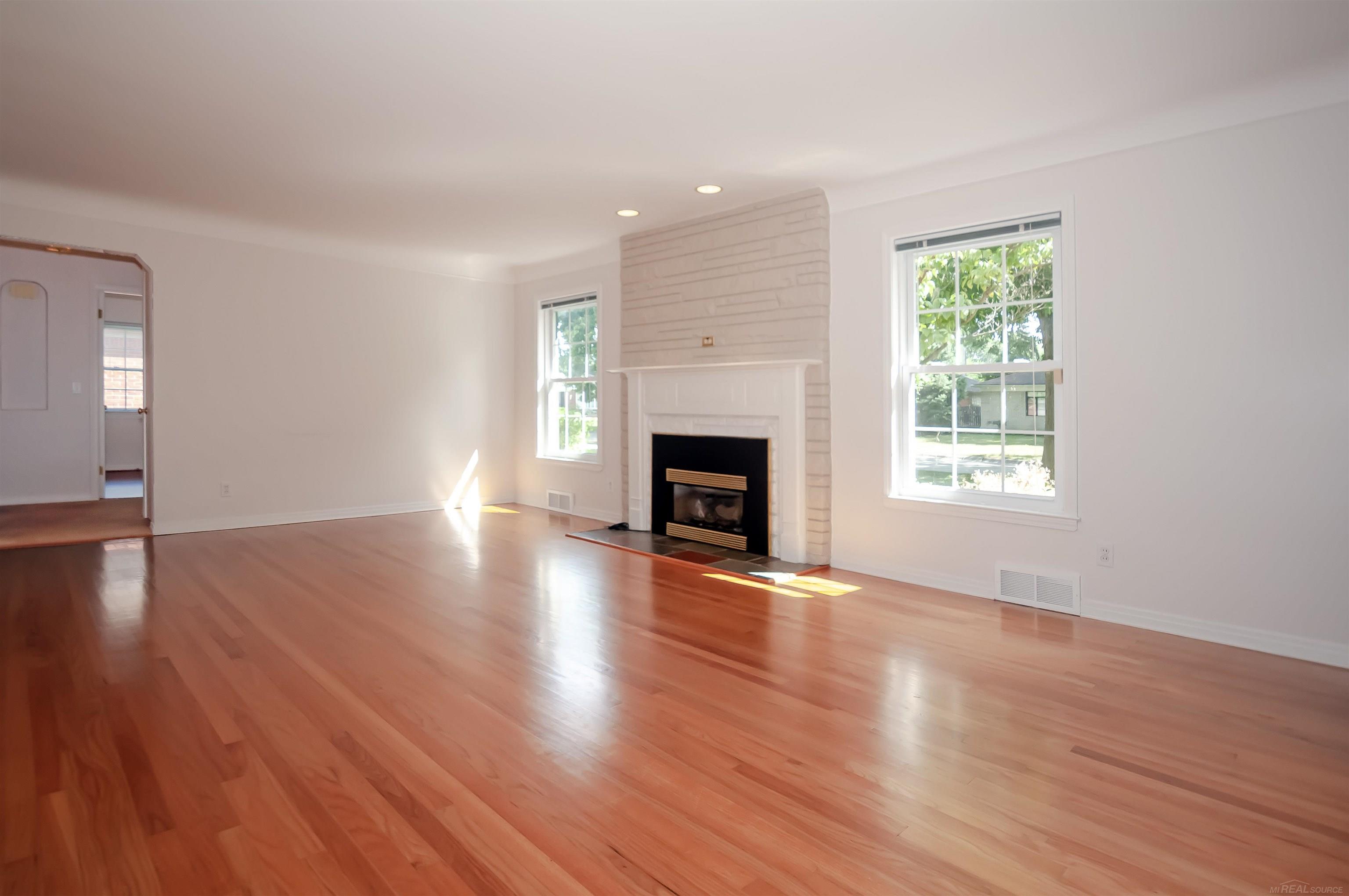 880 Shoreham Road Grosse Pointe Woods, MI 48236 - Photo 5 of 46