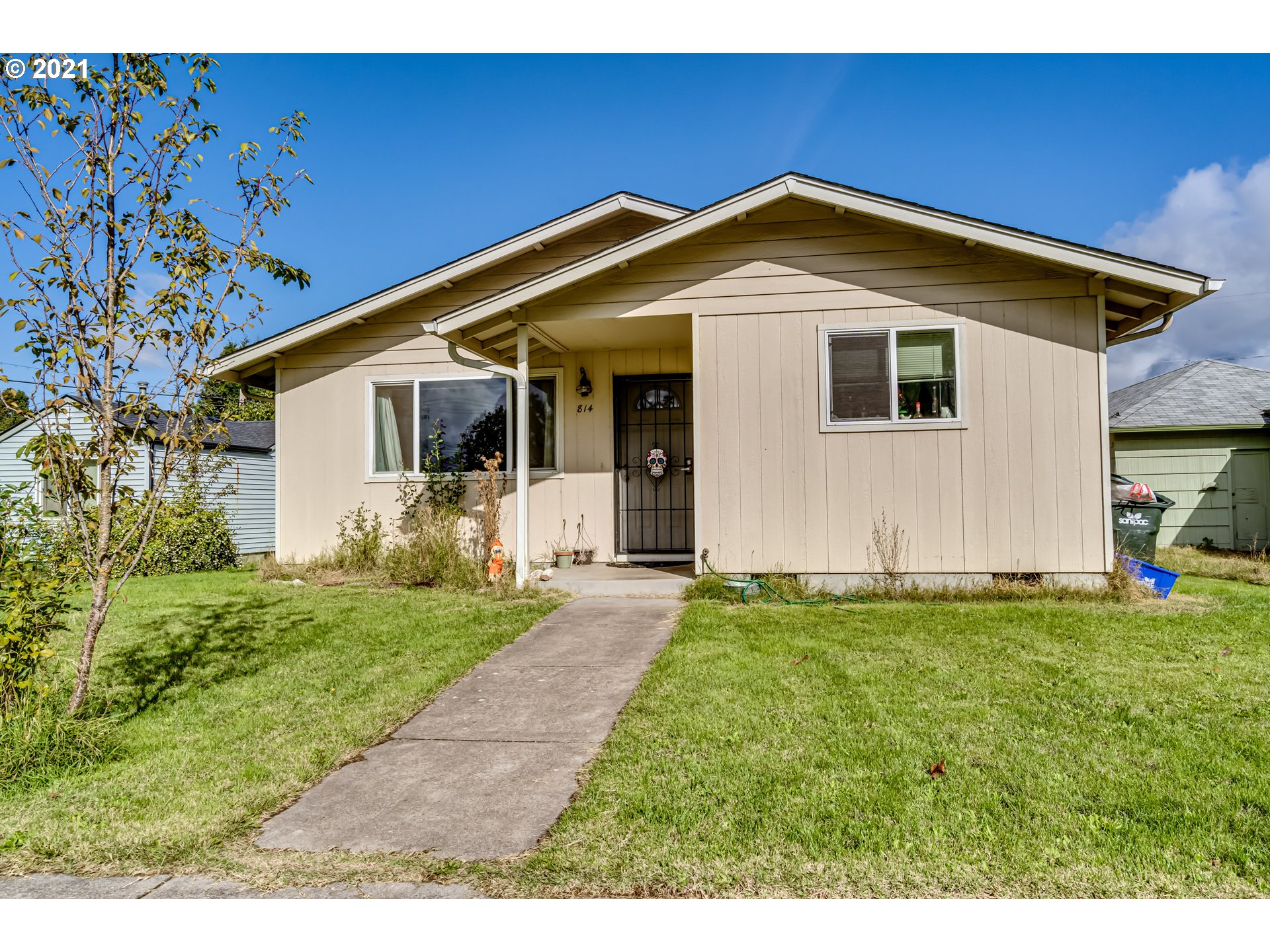 814 L Street Springfield, OR 97477 - Photo 2 of 23 a front view of a house with a yard