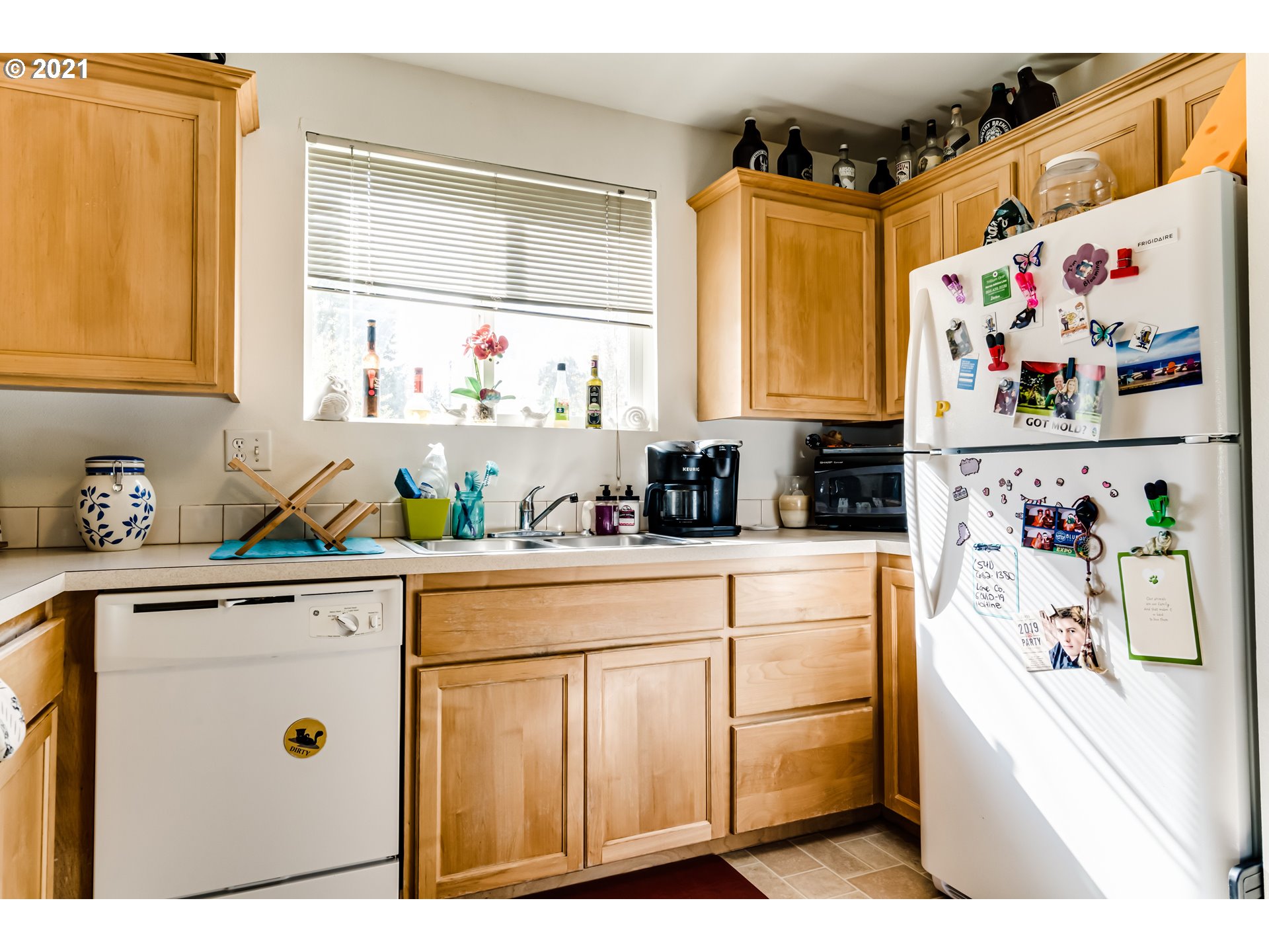 814 L Street Springfield, OR 97477 - Photo 11 of 23 a kitchen with appliances cabinets and a window
