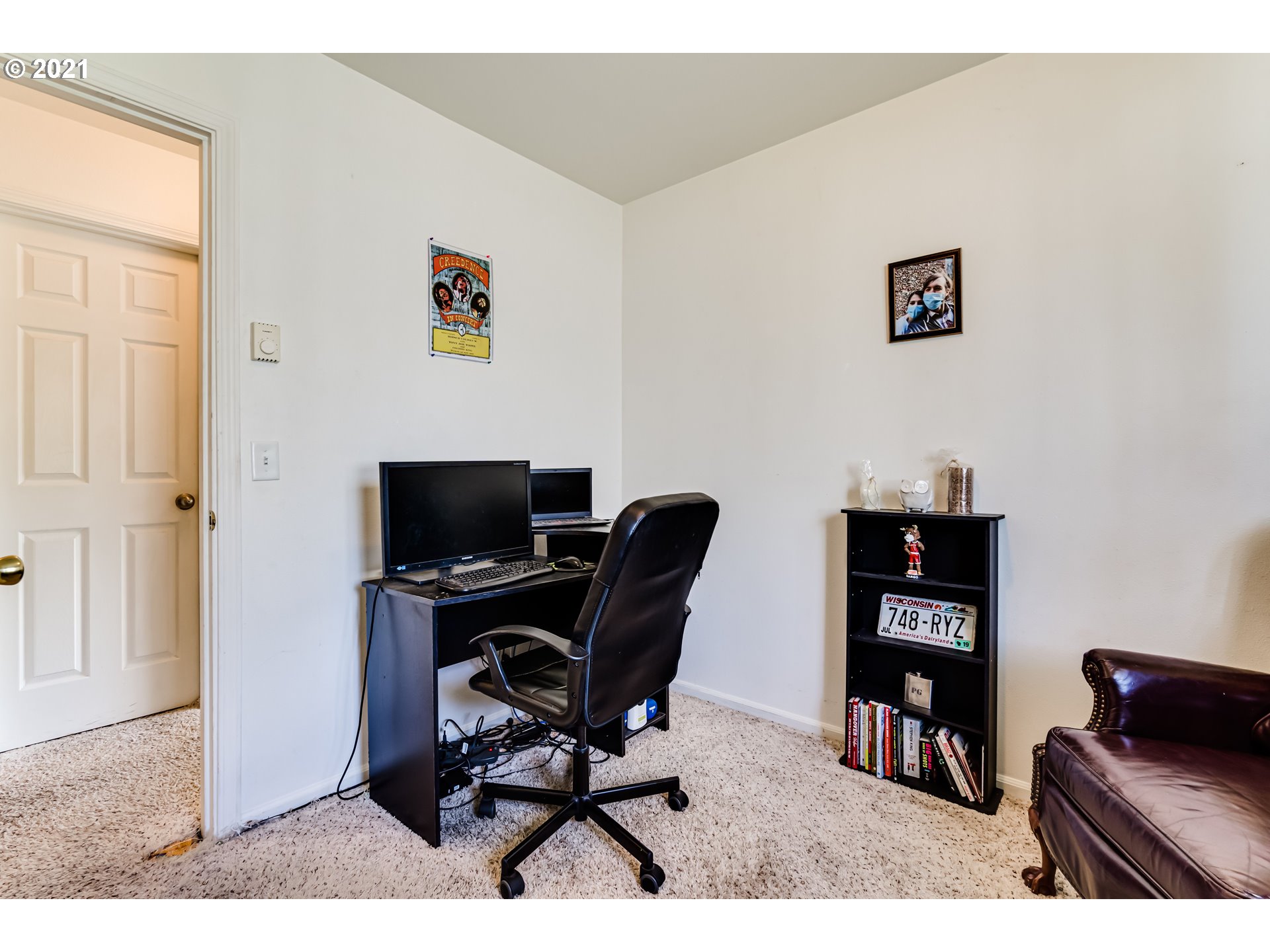 814 L Street Springfield, OR 97477 - Photo 16 of 23 a view of a workspace with furniture and a window
