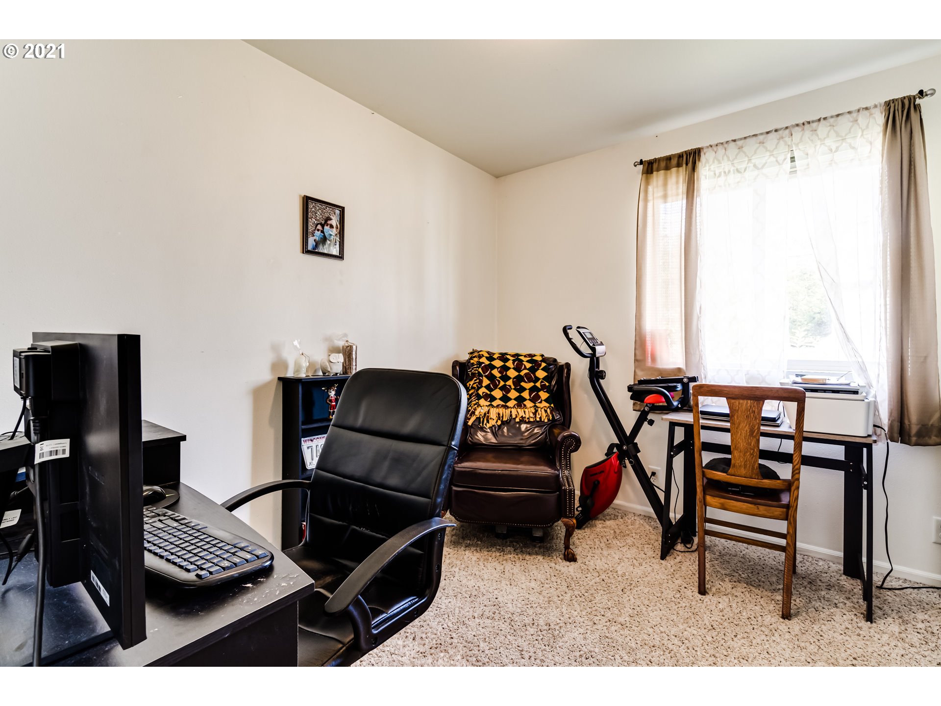 814 L Street Springfield, OR 97477 - Photo 17 of 23 a living room with furniture and a window