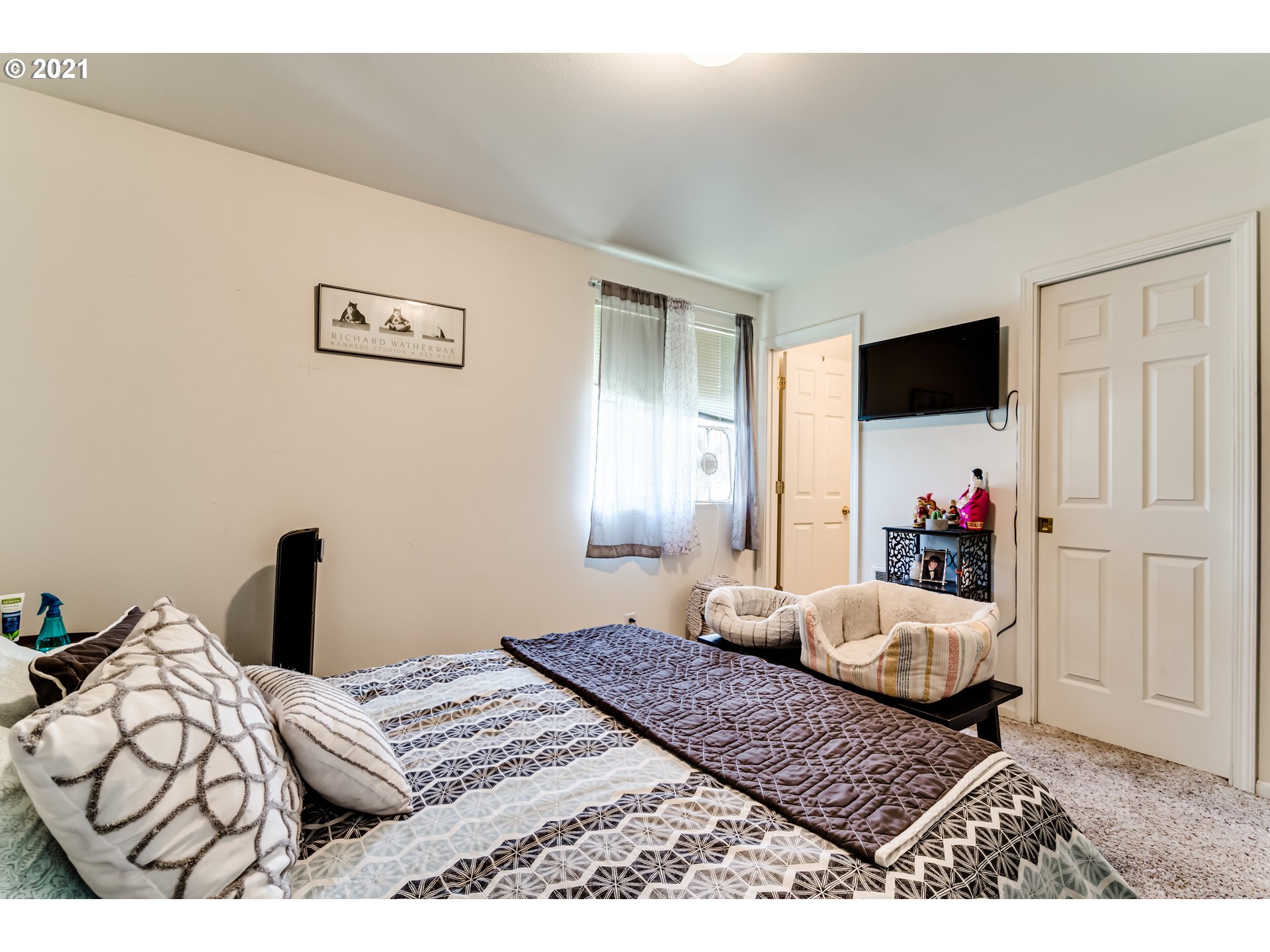 814 L Street Springfield, OR 97477 - Photo 20 of 23 a bedroom with a bed and a flat screen tv