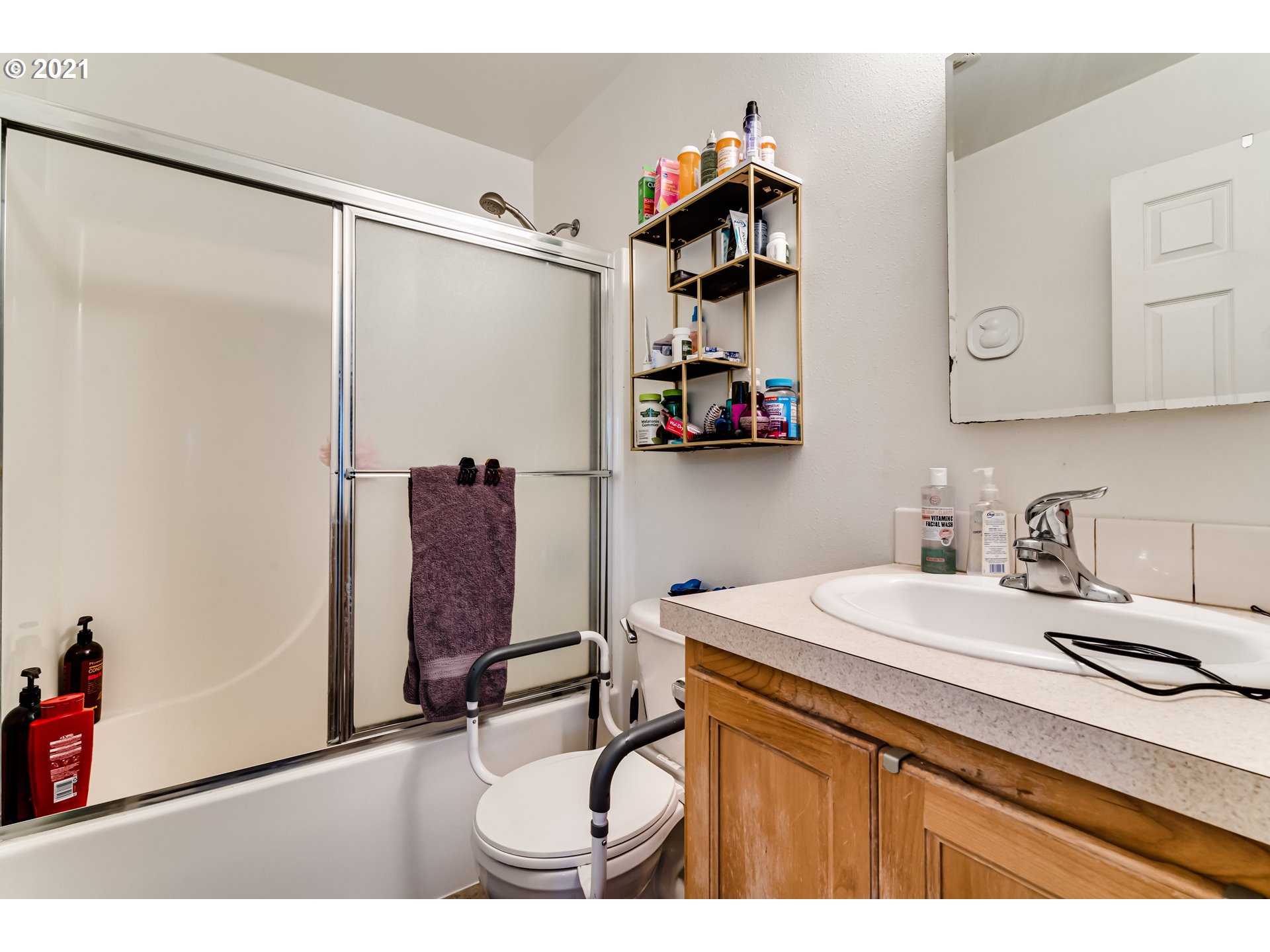 814 L Street Springfield, OR 97477 - Photo 21 of 23 a bathroom with a sink and a mirror