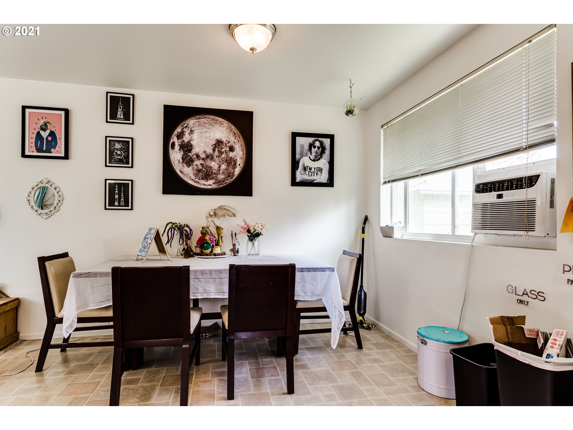 814 L Street Springfield, OR 97477 - Photo 9 of 23 a view of a dining room with furniture