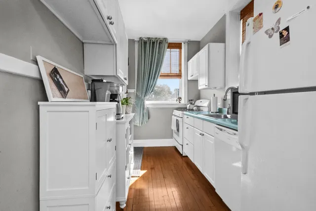 $176,000 | 212 North Oak Park Avenue, Unit 2EE, Oak Park, IL 60302