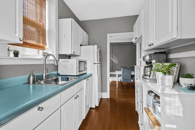 $176,000 | 212 North Oak Park Avenue, Unit 2EE, Oak Park, IL 60302