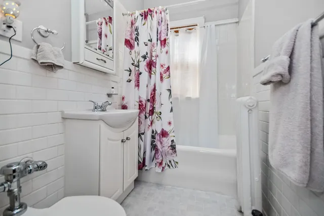 $176,000 | 212 North Oak Park Avenue, Unit 2EE, Oak Park, IL 60302