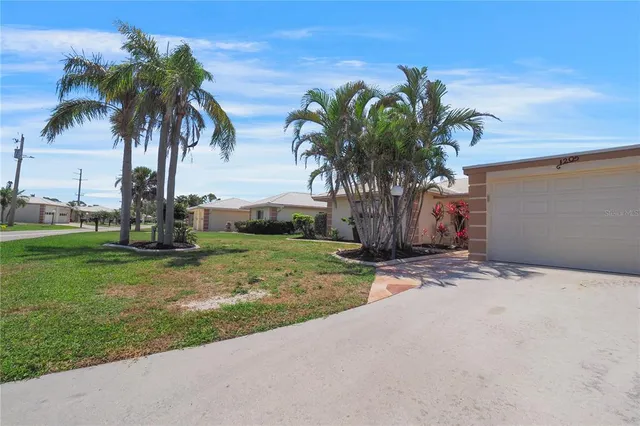 $525,000 | 120 Villa Drive, Unit 120, Osprey, FL 34229