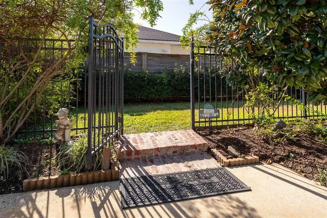 $925,000 | 4820 Kingspoint Drive, Lake Charles, LA 70605