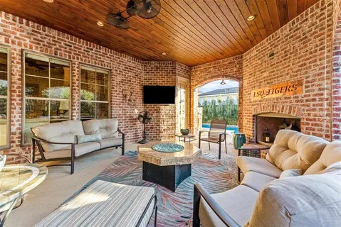 $925,000 | 4820 Kingspoint Drive, Lake Charles, LA 70605