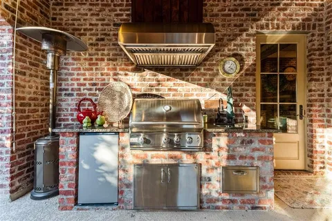 $925,000 | 4820 Kingspoint Drive, Lake Charles, LA 70605